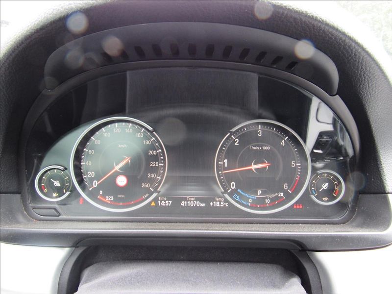BMW Řada 5 3,0 d 530d xDrive - fotka 13 z 35