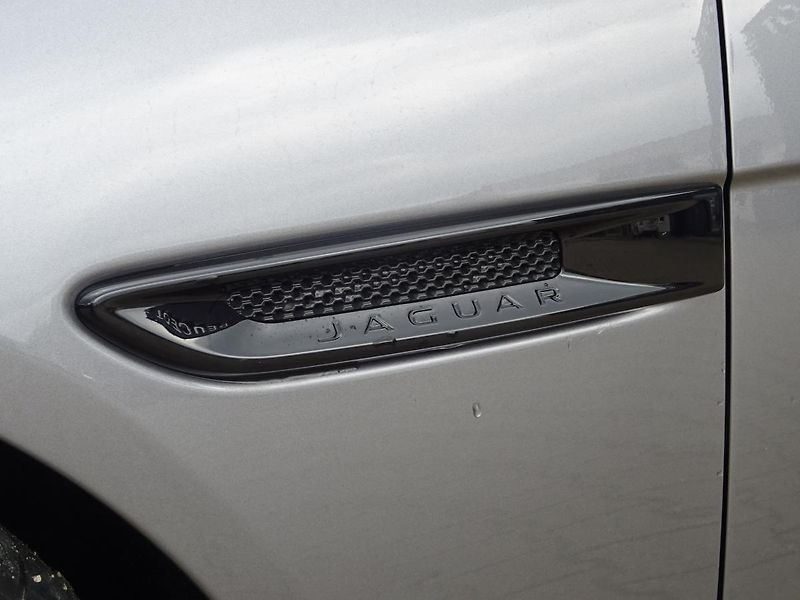 Jaguar XE D180 R - Dynamic SE - fotka 44 z 47