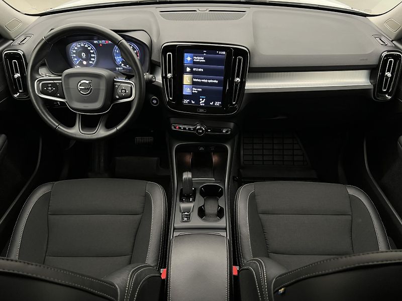Volvo XC40 T3 MOMENTUM AUT 1. maj. - fotka 2 z 45