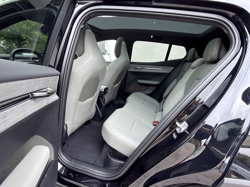 Volvo EX30 P8 CC AWD ULTRA / + sada pneu  - fotka 13 z 52