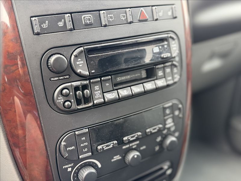 Chrysler Grand Voyager 3,3 V6 128kW A/T 7MÍST - fotka 15 z 26