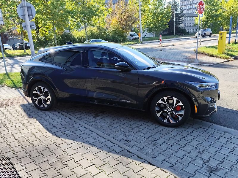 Ford Mustang Mach-E (2022) Mustang Mach E AWD - fotka 6 z 38