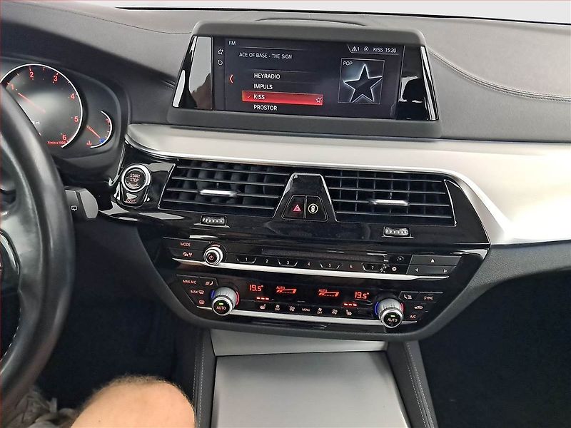 BMW Řada 5 (2017) Luxury Line 520d xDrive, 4X4 - fotka 12 z 28