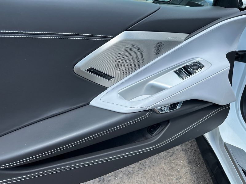 Chevrolet Corvette (2022) C8 Stingray 6.2 V8 354kW Targa - fotka 13 z 33