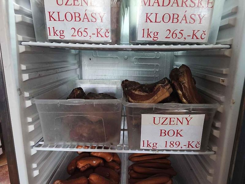 Ochutnali jsme pečenou krkovičku s opečeným bramborem za 125 korun.