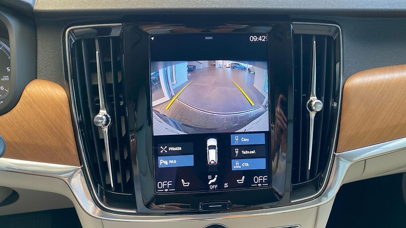 Volvo V90 MOMENTUM PRO, B4 AWD, 145+10 k - fotka 24 z 33