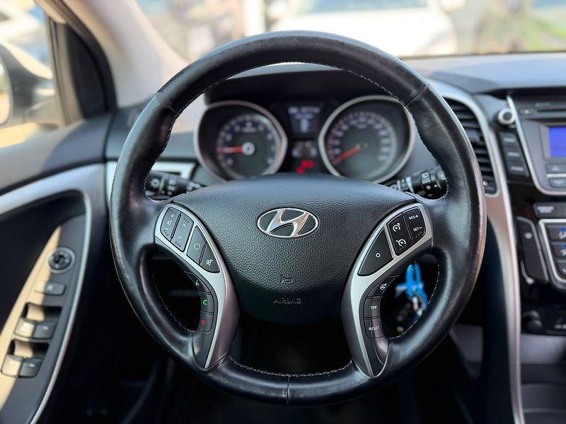 Hyundai i30 1.4CVVT 100 MAN6 Trikolor - fotka 2 z 25