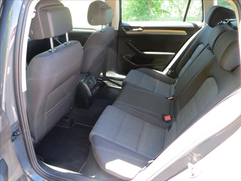 Volkswagen Passat 1,5 TSI 110kW Business ČR - fotka 21 z 23