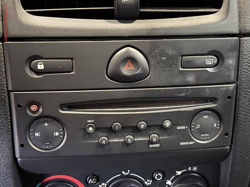Renault Clio (2005) 1.2i, ČR, AC, tažné - fotka 12 z 15