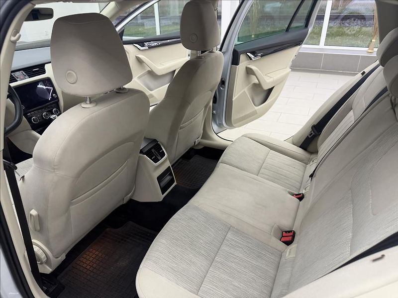Škoda Octavia 1,6 TDi,Navi,digiklima,vyhř.se - fotka 29 z 33