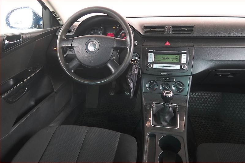 Volkswagen Passat (2007) 1.6 FSI, po STK, pěkný stav - fotka 7 z 13