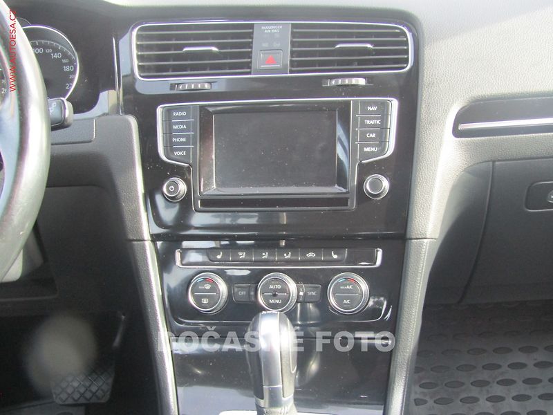 Volkswagen Golf (2015) 1.6TDi, ČR, DSG, park.asist - fotka 10 z 20