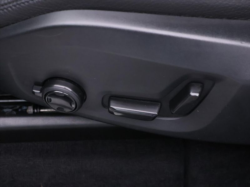 Volvo XC60 2,0 B5 173kW AWD Plus Dark CZ - fotka 15 z 33