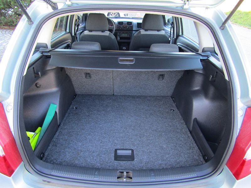 Škoda Fabia (2012) 1.2 12v 44kW ZIMNÍ PNEU - fotka 23 z 34