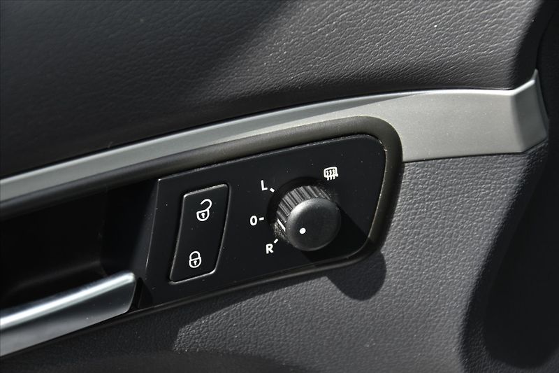 Volkswagen Touran 1.6TDI 77kW KLIMA SERVIS.KNIHA - fotka 19 z 20