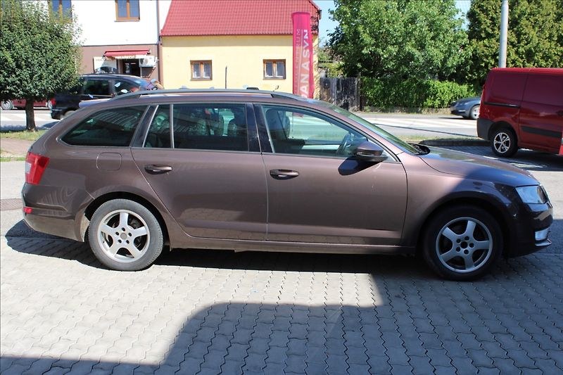 Škoda Octavia 1,6 TDi Amb. nez.topení, kessy - fotka 3 z 4