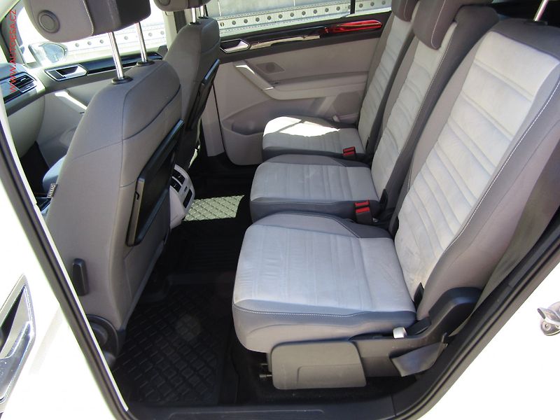 Volkswagen Touran (2016) 2.0 TDi, ČR, DSG, TZ, park - fotka 10 z 20