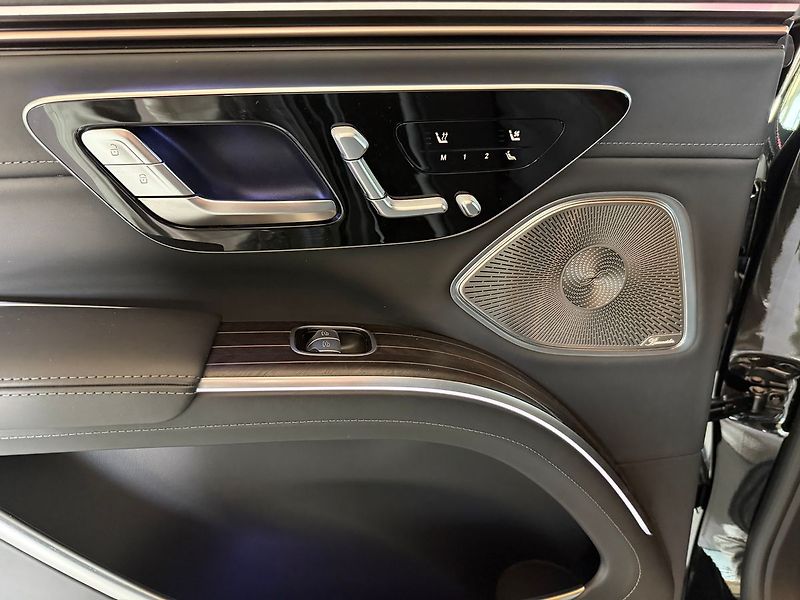 Mercedes-Benz EQS 680 4MATIC MAYBACH SUV - fotka 17 z 30