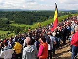Mezi diváky nedělní rychlostní zkoušky Dhrontal převažovali Belgičané, kteří drželi palce Neuvillovi. Ten v tu dobu po Latvalově a Meekově nehodě vedl.