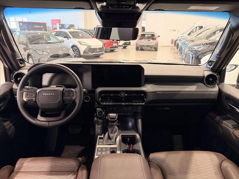 Toyota Land Cruiser 2,8 Executive  (204k) Diesel - fotka 9 z 11