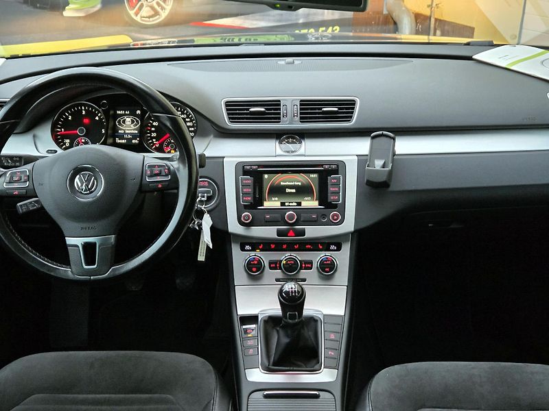 Volkswagen Passat TDi Highline, SERV.KNIHA       - fotka 38 z 51