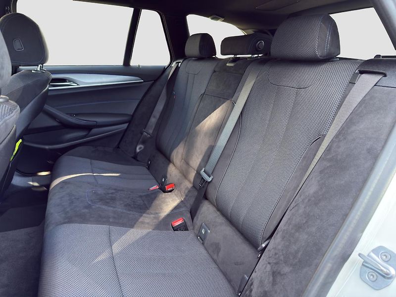 BMW Řada 5 540d xDrive Touring - fotka 16 z 21