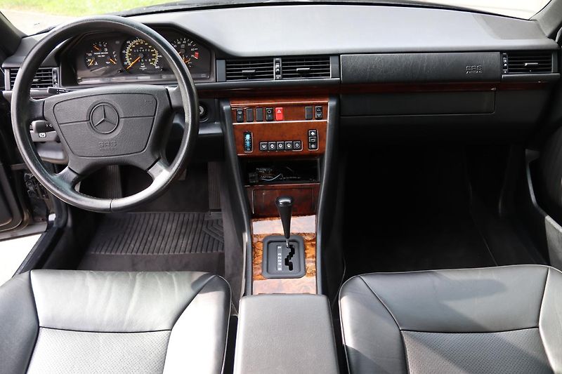 Mercedes-Benz 124 E320 CABRIO 162kW - fotka 32 z 50