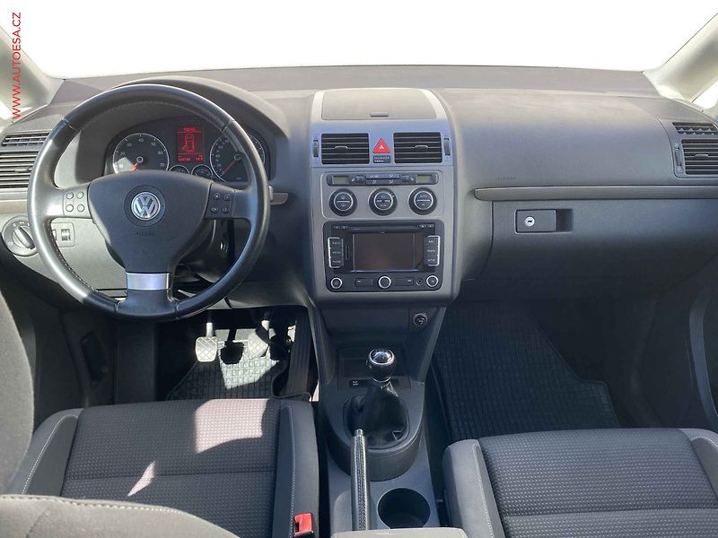 Volkswagen Touran (2010) 1.6i, Freestyle, navi - fotka 8 z 17