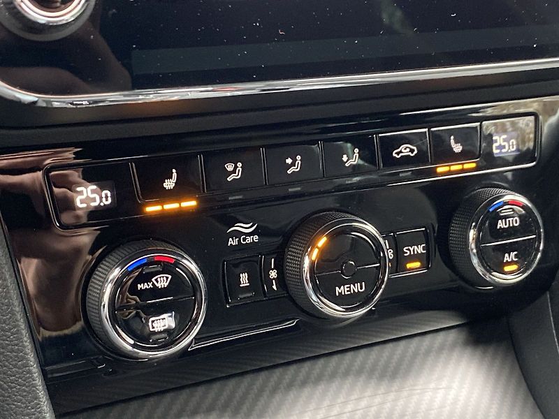Škoda Superb (2023) Combi 2.0 TDI DSG Sportline - fotka 16 z 33