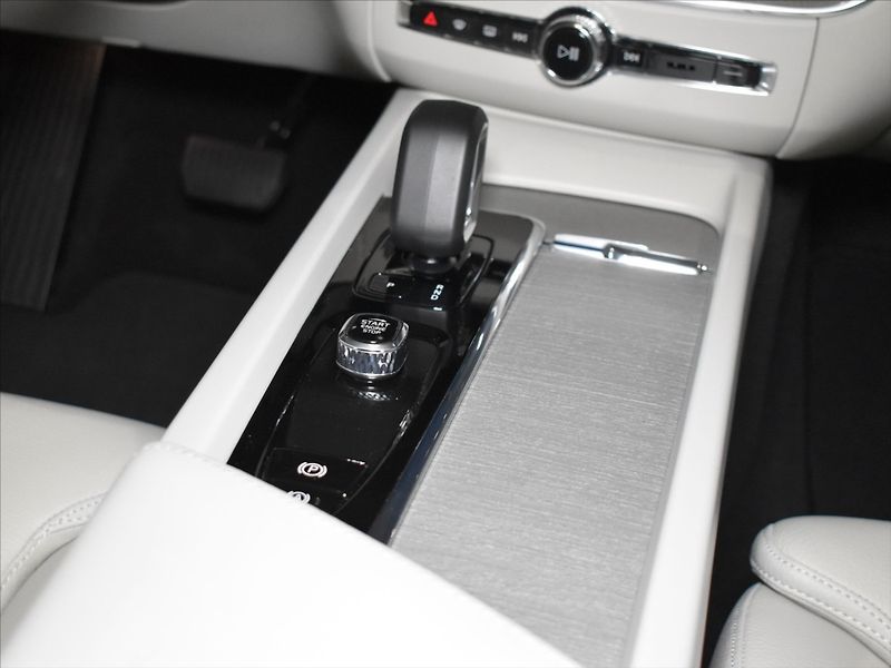 Volvo XC60 2,0 B4 AWD Plus dark Bezklíč - fotka 14 z 23