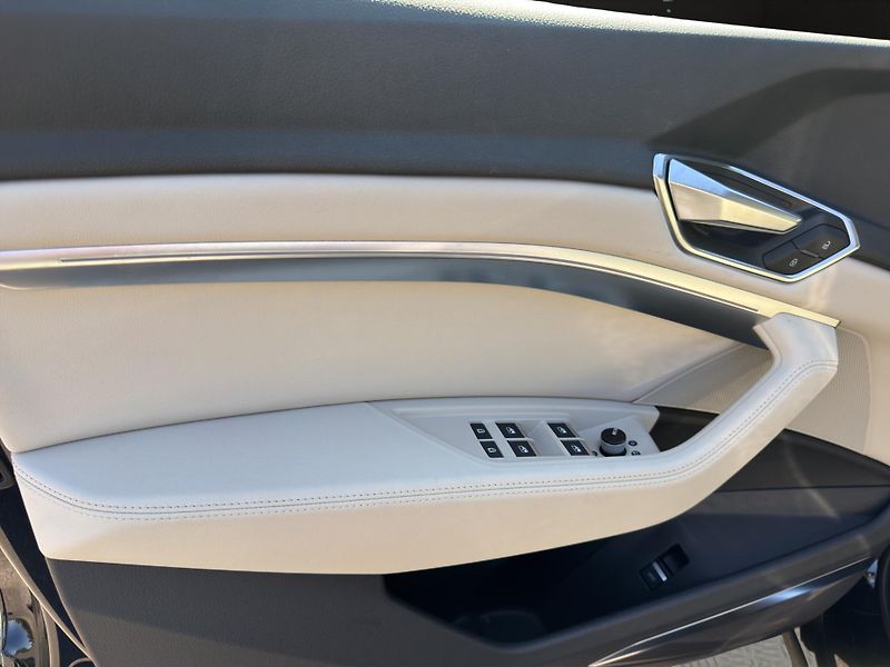 Audi e-tron (2023) 55 300KW 21 ALU PANORAMA - fotka 12 z 27