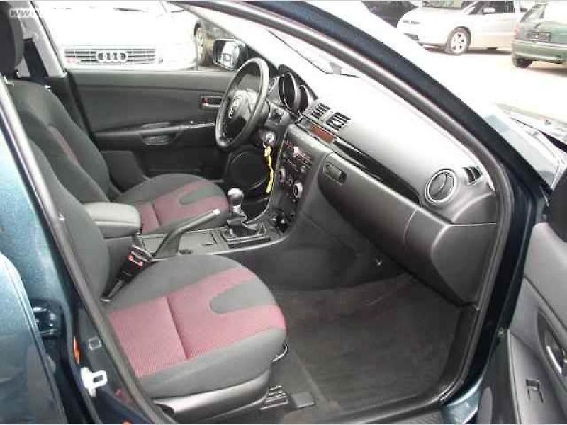 Podoba Mazdy 3 MPS je zatím tajemstvím (na fotce civilní Mazda 3)