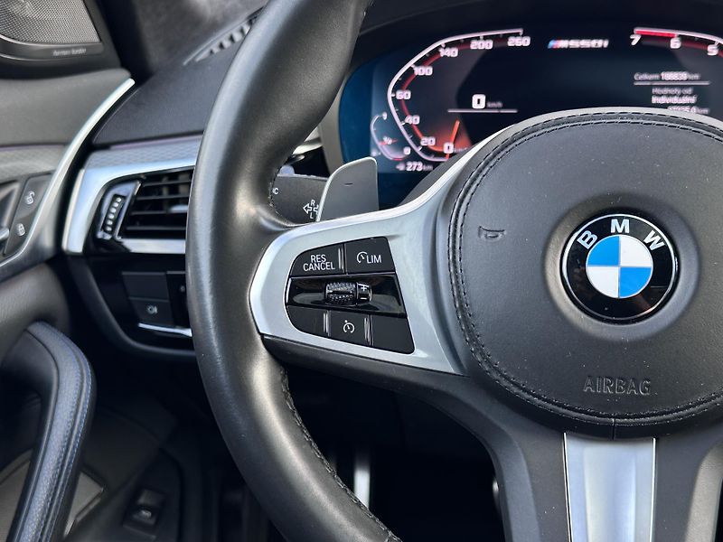 BMW Řada 5 M550i xDrive - fotka 11 z 26