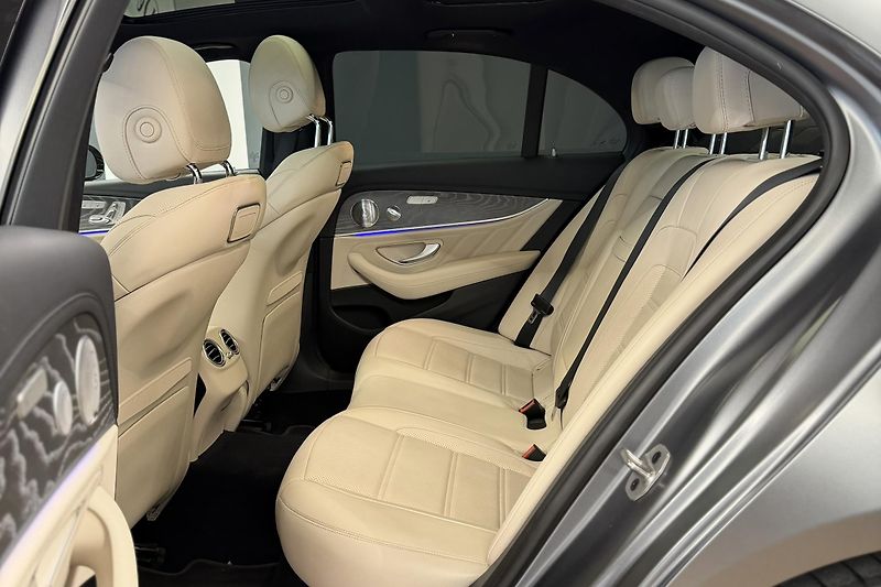 Mercedes-Benz Třídy E (2021) E 63s AMG 4Matic+ V8 Biturbo - fotka 25 z 124