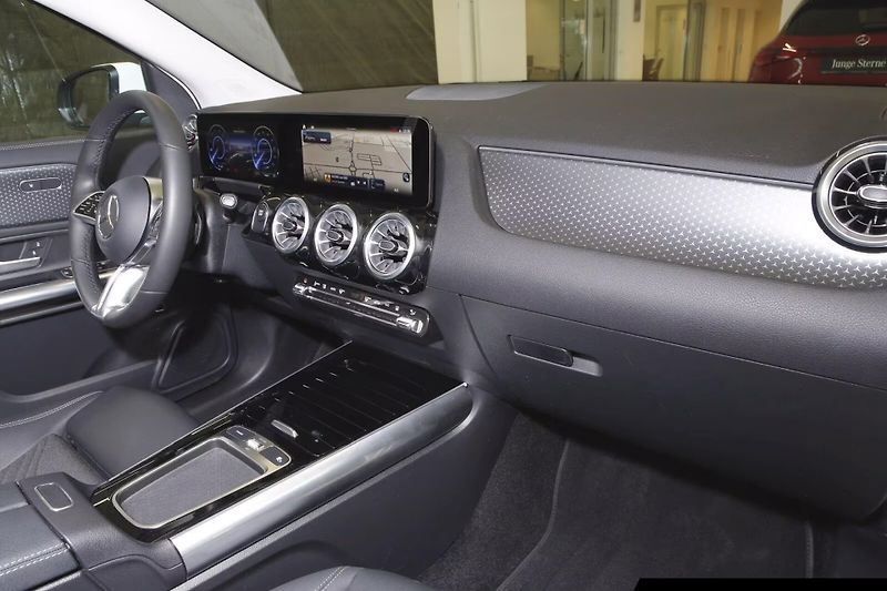 Mercedes-Benz EQA 300 4M Progressive Distronic - fotka 8 z 13