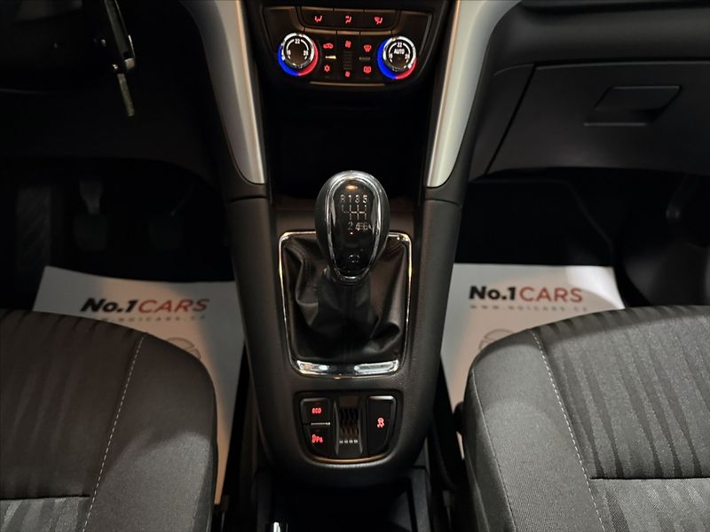 Opel Zafira 1,4   TURBO COSMO VÝHŘEV TZ - fotka 28 z 49