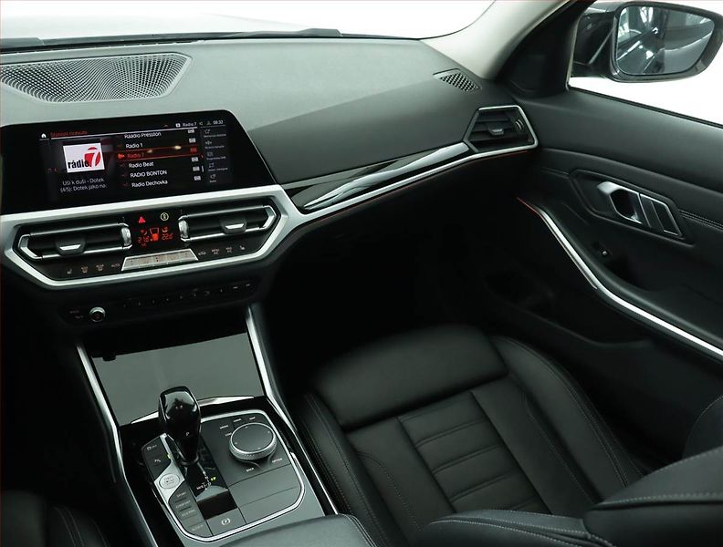 BMW Řada 3 (2021) Advantage 320 d - fotka 8 z 23