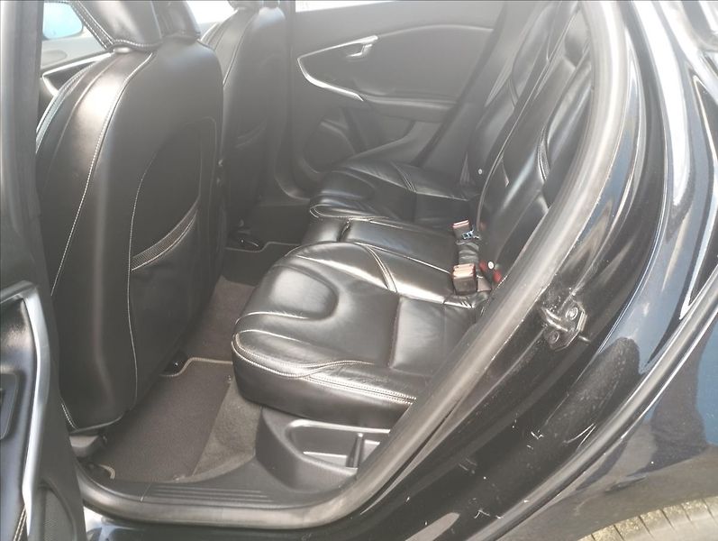 Volvo V40 2,0 D3 110KW R-DESING, PANORAM - fotka 10 z 15