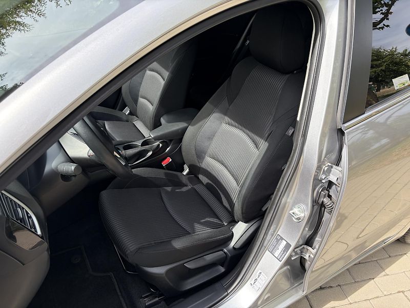 Mazda 3 2.0 Center-Line - fotka 23 z 36