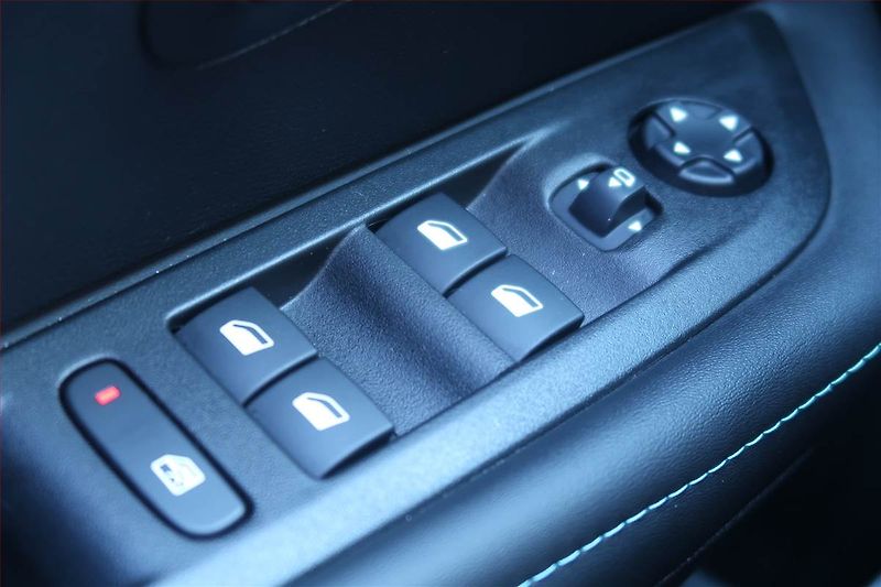 Peugeot 208 (2024) 1.2 PureTech, Automat - fotka 15 z 22