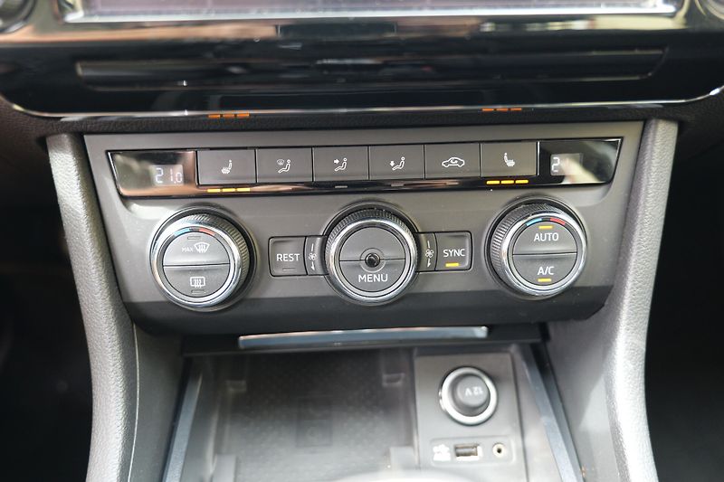 Škoda Superb 1.4 TSI DAB 19 Tažné - fotka 28 z 35