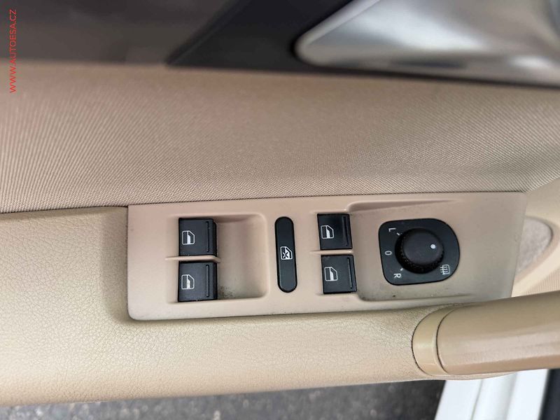 Volkswagen Passat (2012) 2.0TDi, DSG, výhřev sed - fotka 11 z 17
