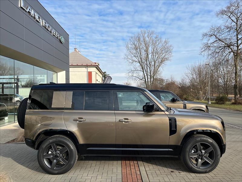 Land Rover Defender 3,0 110 X-Dynamic SE D250 AWD - fotka 7 z 14