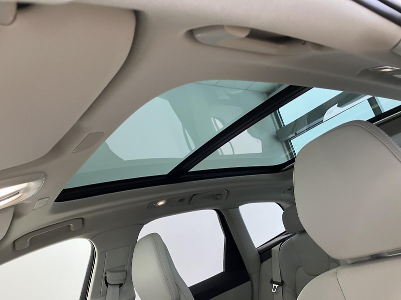 Volvo XC60 B5 AWD Ultra Bright-REZERVACE - fotka 43 z 53