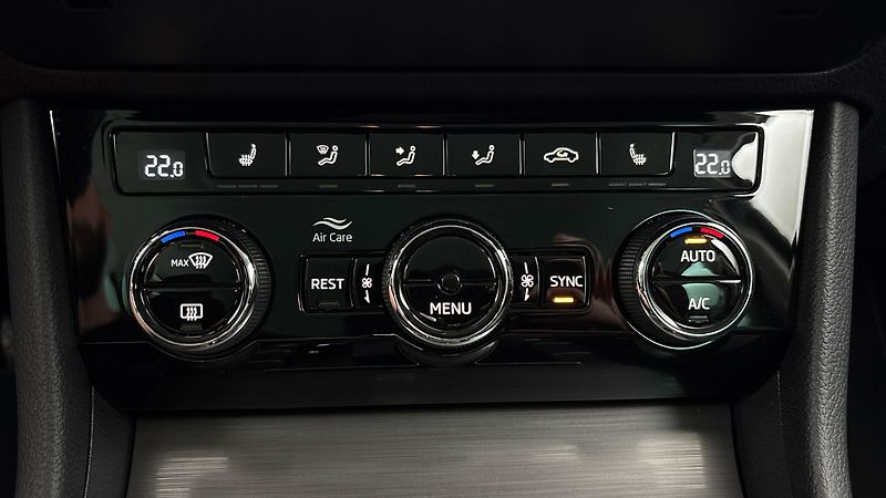 Škoda Superb 2.0 TDI DSG Style Combi - fotka 13 z 28