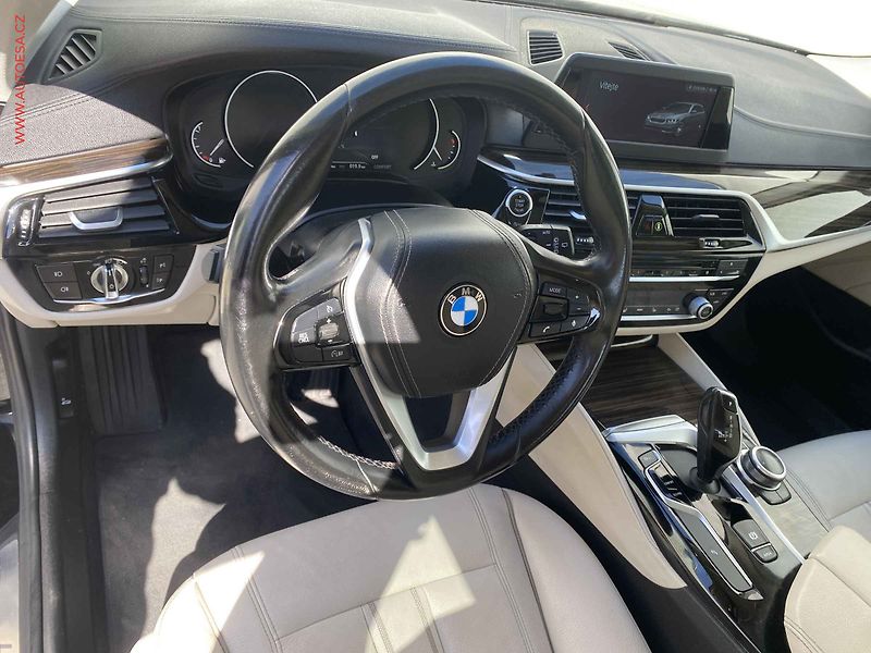 BMW Řada 5 (2018) 3.0i 540i xDrive, AT, +ALU - fotka 14 z 22
