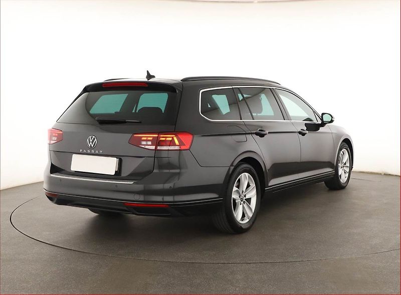 Volkswagen Passat (2022) 2.0 TDI, Automat, Navi - fotka 5 z 20