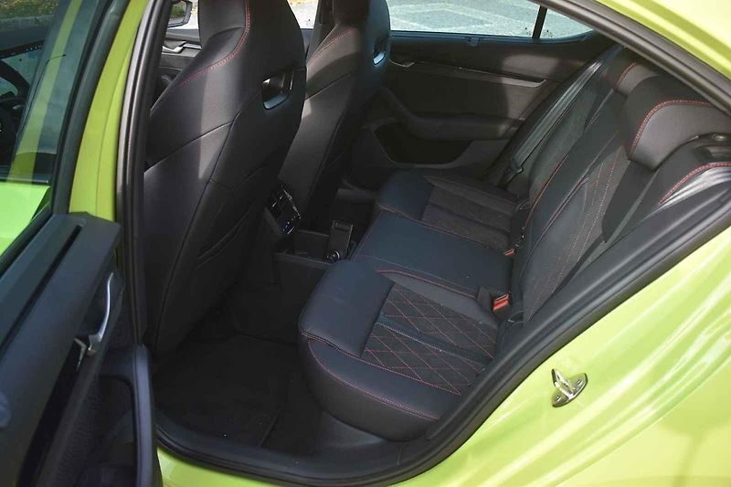 Auto si skvěle rozumí s táhlými zatáčkami