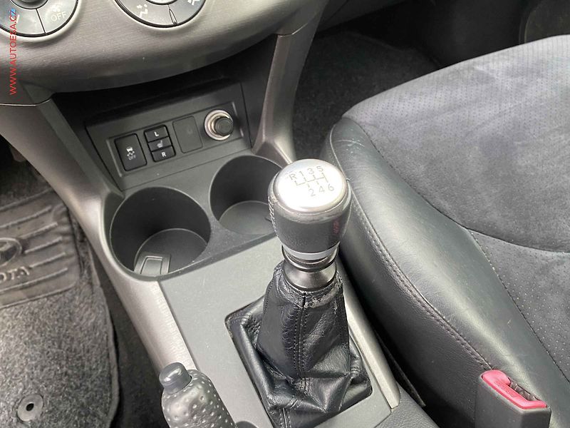 Toyota RAV4 (2010) 2.2D-4D 4x4, AC, výhřev sed. - fotka 17 z 19