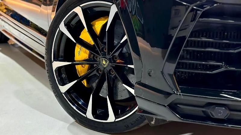 Lamborghini Urus (2020) Vysoce výkonné SUV V8 - fotka 3 z 13